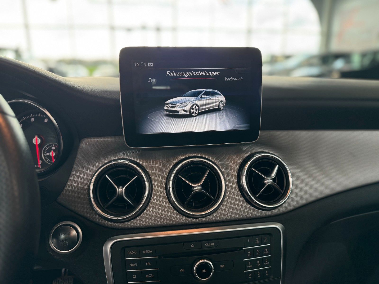 Fahrzeugabbildung Mercedes-Benz CLA 180 Shooting Brake Urban "LED + Business-P."