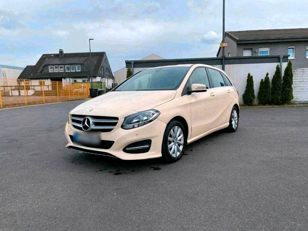 Mercedes-Benz B180 2015 — rear view