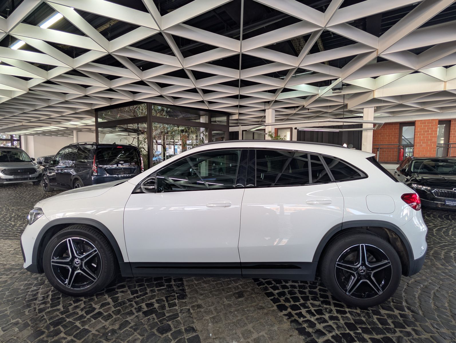 Fahrzeugabbildung Mercedes-Benz GLA 200 d AMG NIGHT PANO ALCANTARA MULTIBEAM 19"