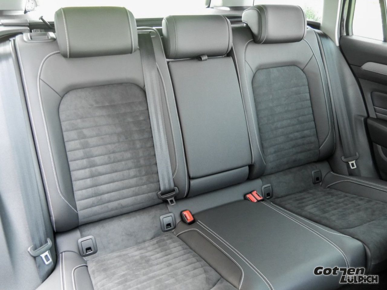Fahrzeugabbildung Volkswagen Passat Variant Elegance 2.0 TDI DSG AHK LED Navi