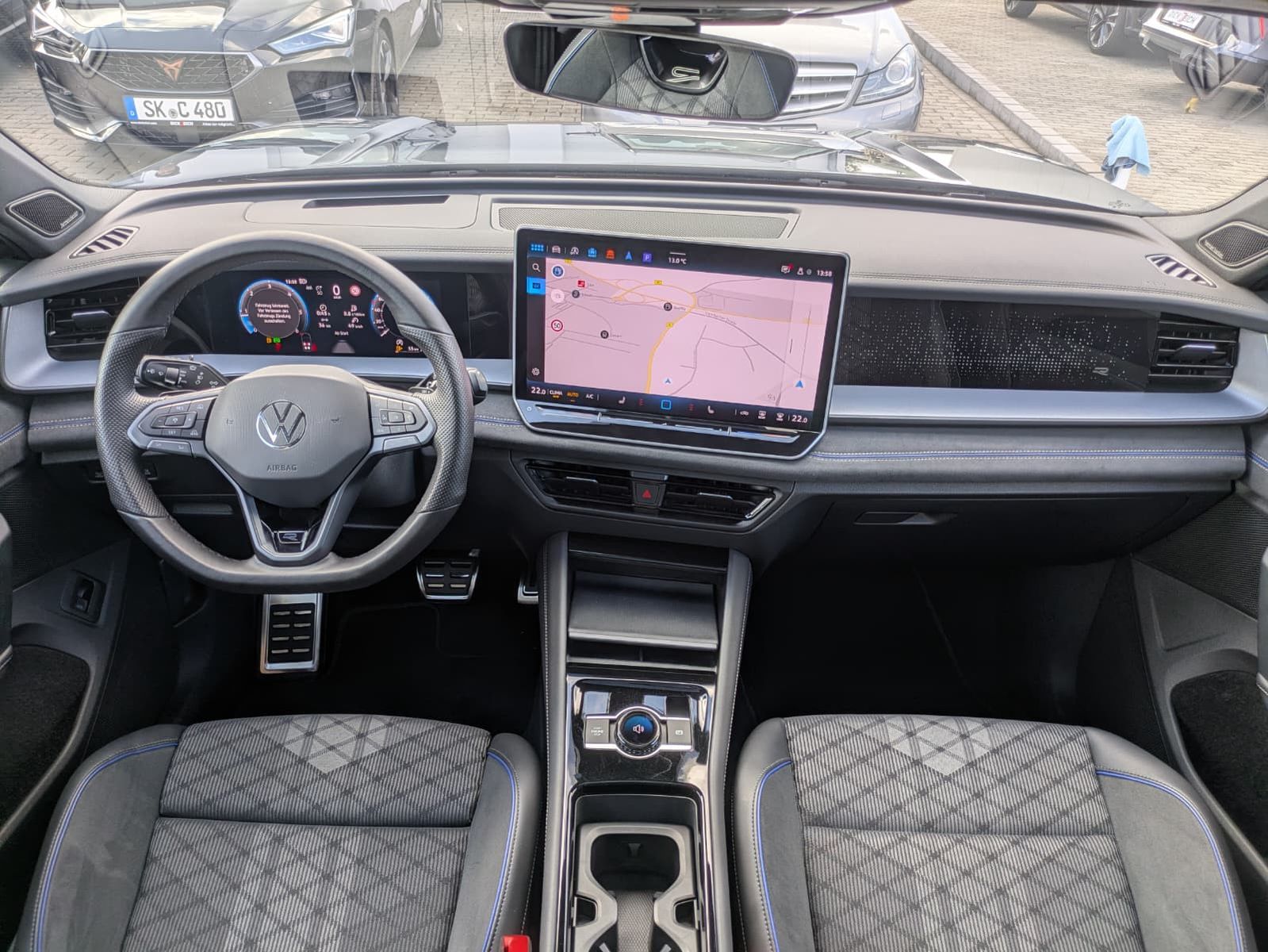 Fahrzeugabbildung Volkswagen Tayron 2.0 TDI 4M R-Line BLACK*7Si*MATRIX*PANO