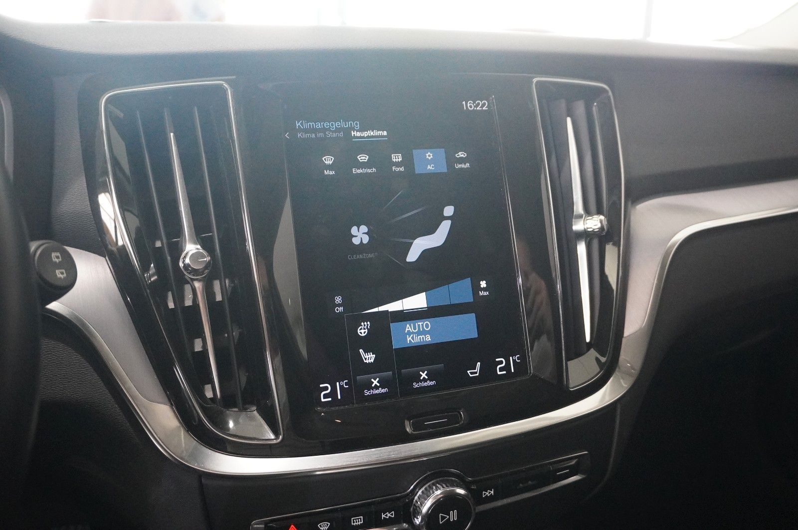 Fahrzeugabbildung Volvo V60 Kombi  MOMENTUM PRO NAVI/LED/KAMERA/SHZ/DAB+