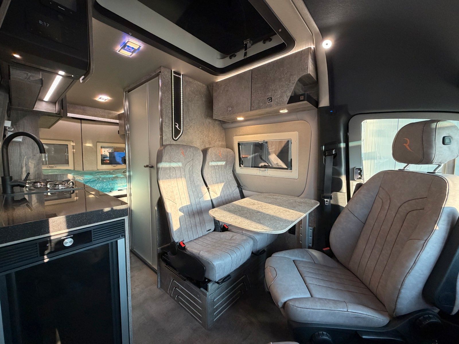 Fahrzeugabbildung Robeta Adonis - Luxus Campervan mit Aufstelldach