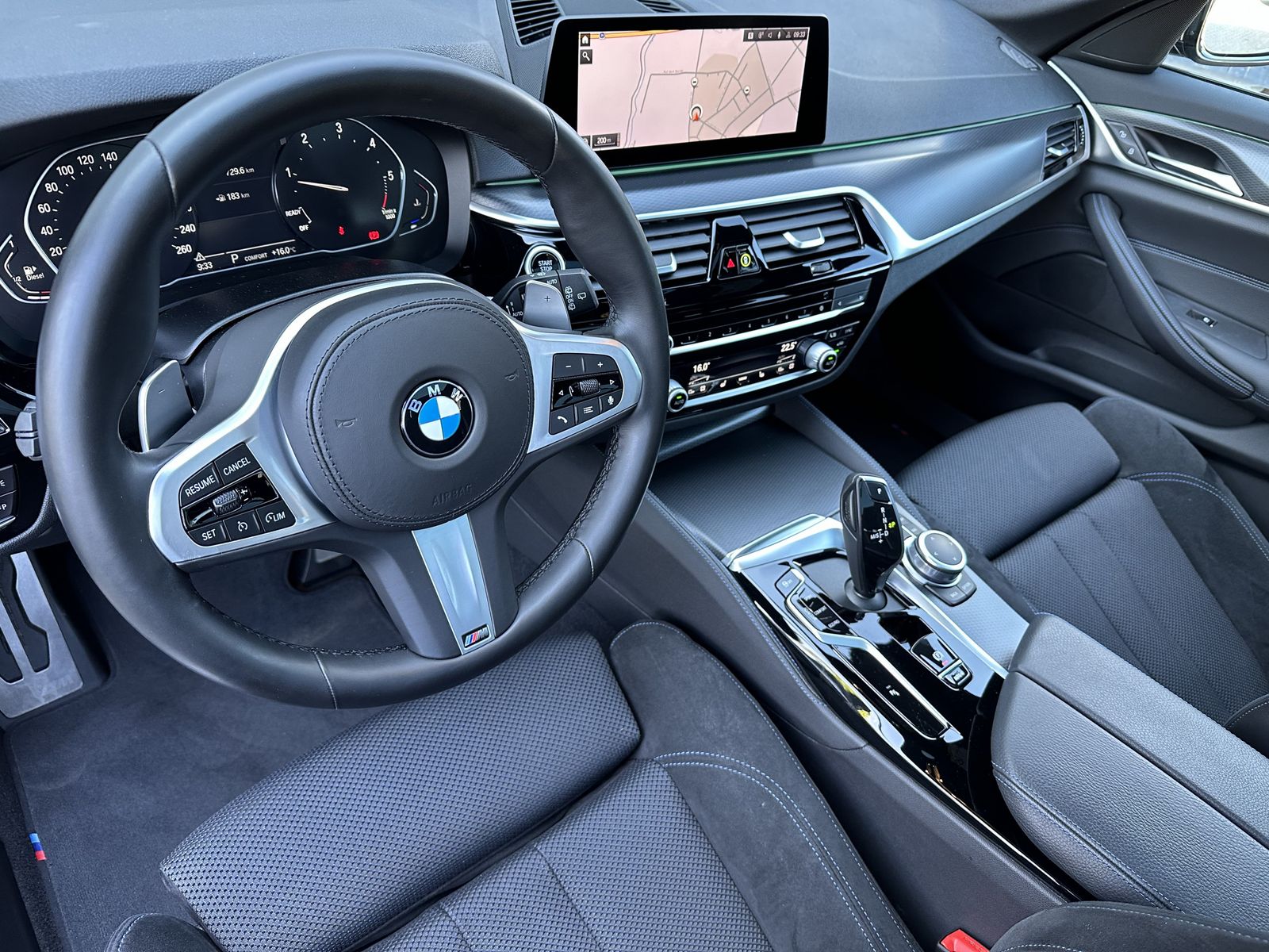 Fahrzeugabbildung BMW 520d Touring M-Sport NAV+LED+PANO+KAMERA+19ZOLL