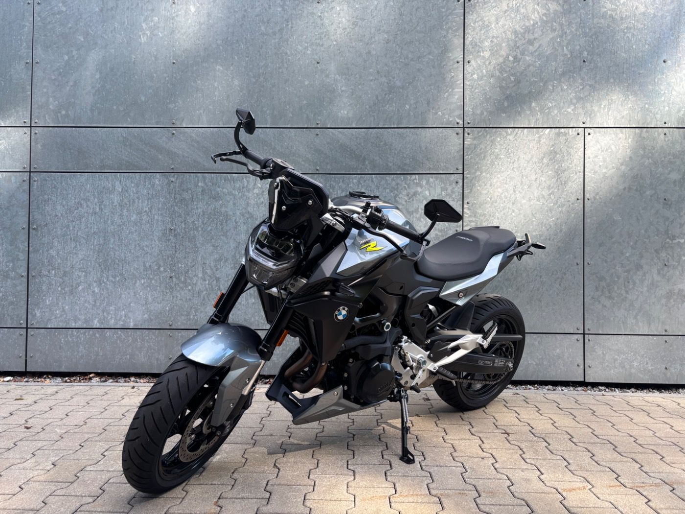 Fahrzeugabbildung BMW F 900 R kurzer Kennzeichenhalter, Lenkerendspieg