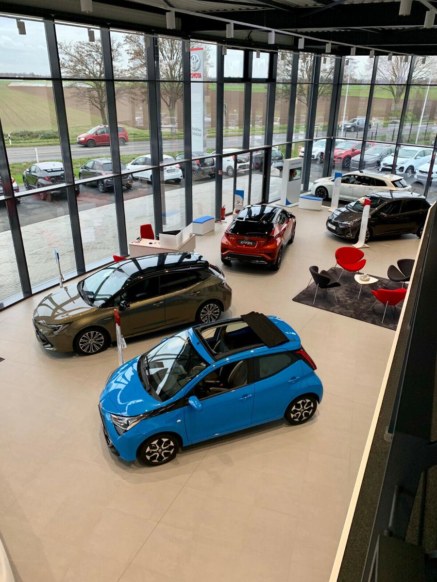 showroom-image-top