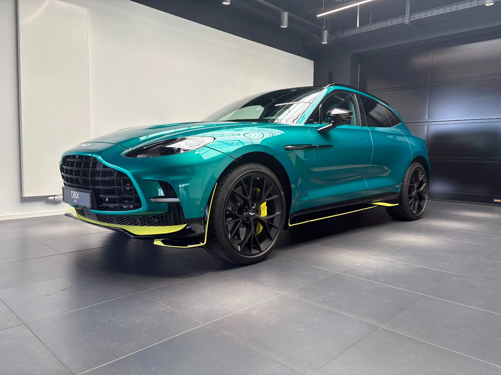 ASTON MARTIN DBX