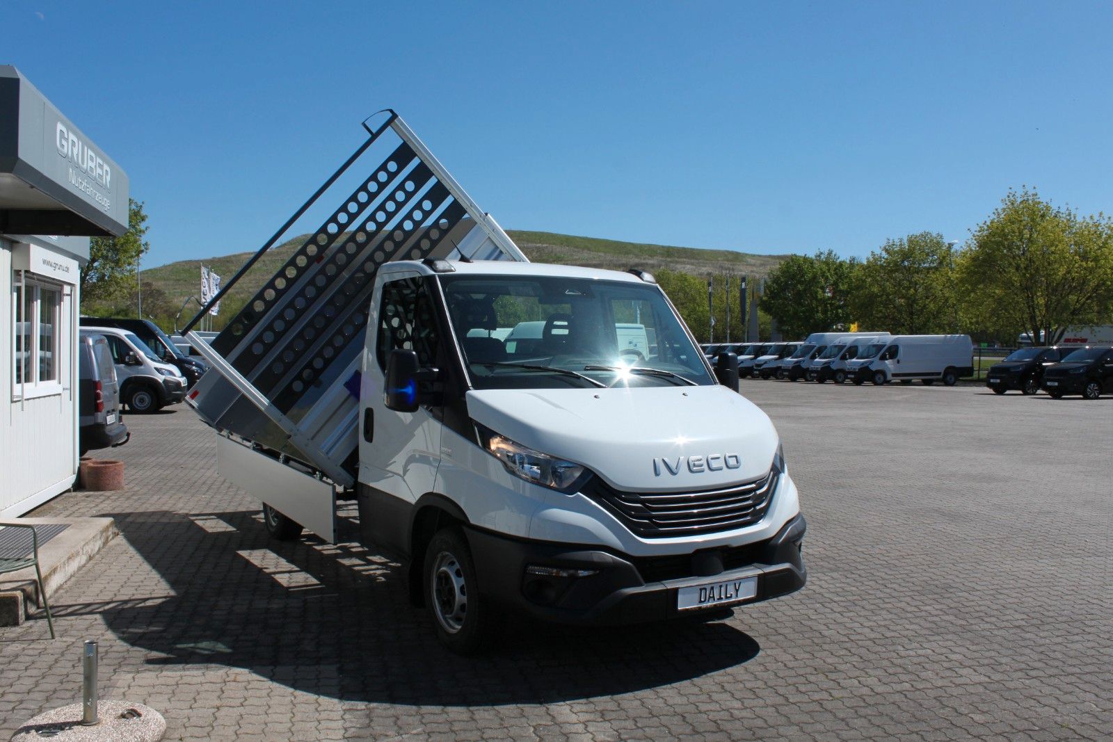 Fahrzeugabbildung Iveco Daily Kipper 3,5 Ton AHK;FS-Vorbereitung