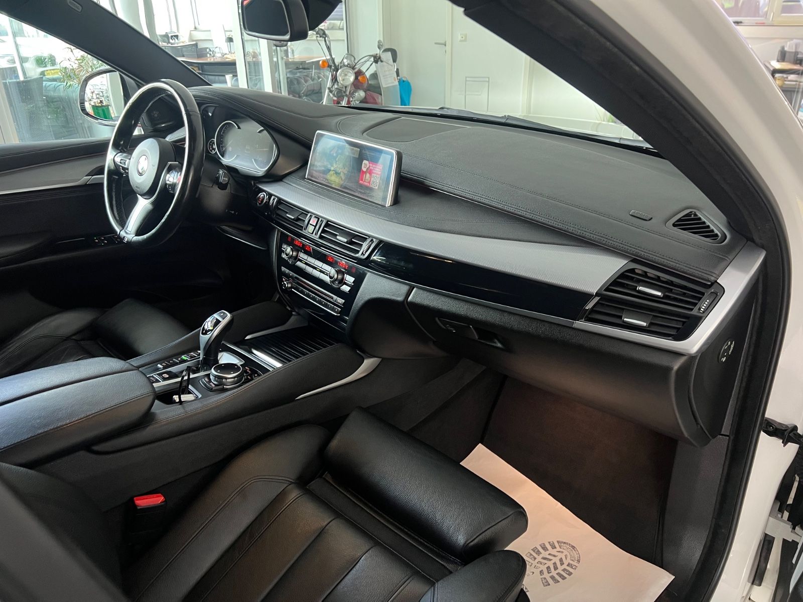 Fahrzeugabbildung BMW X6 xDrive 30 d M sport Paket *MINERALWEISS*