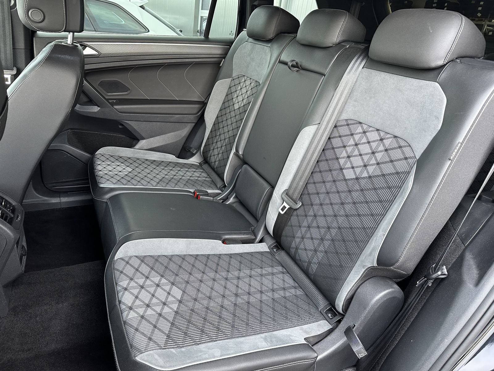 Fahrzeugabbildung Volkswagen Tiguan Allspace 4M R-Line Black 7Sitzer AHK+360°