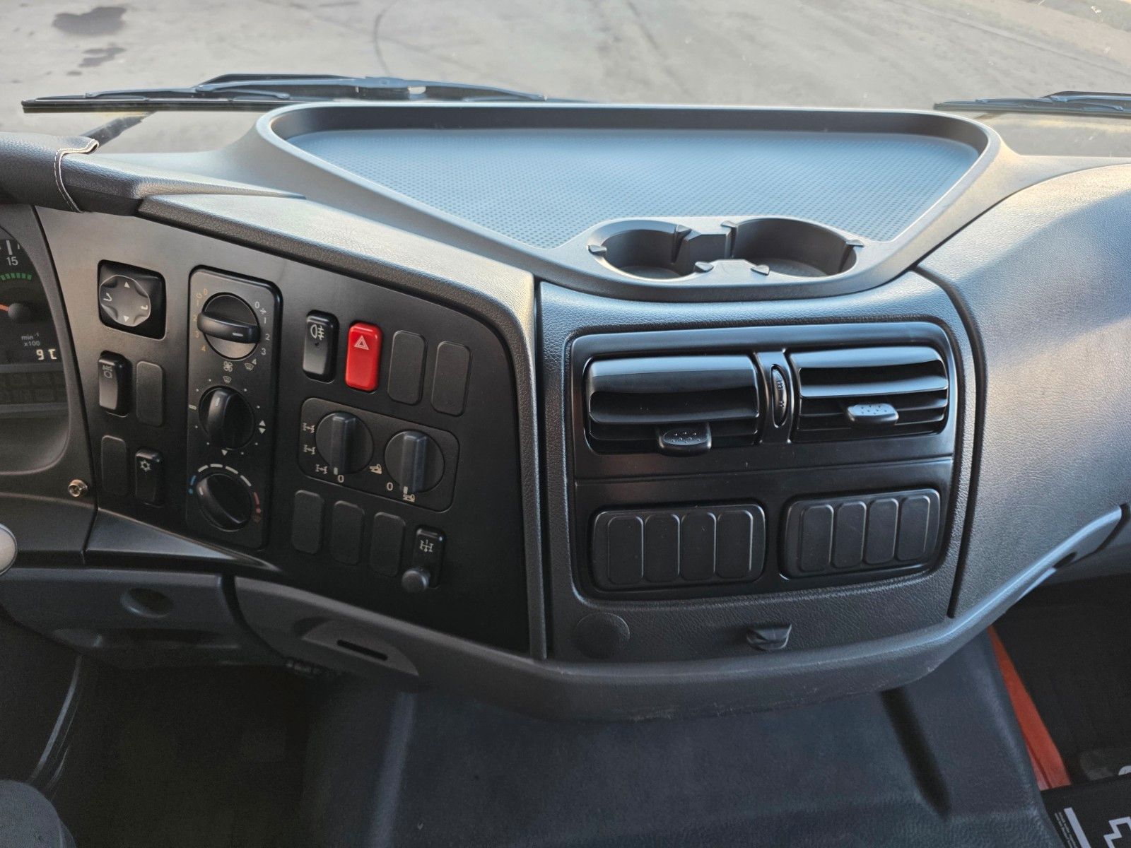 Fahrzeugabbildung Mercedes-Benz Axor 1829 A 4x4 Klima Standheizung 3 Sitze