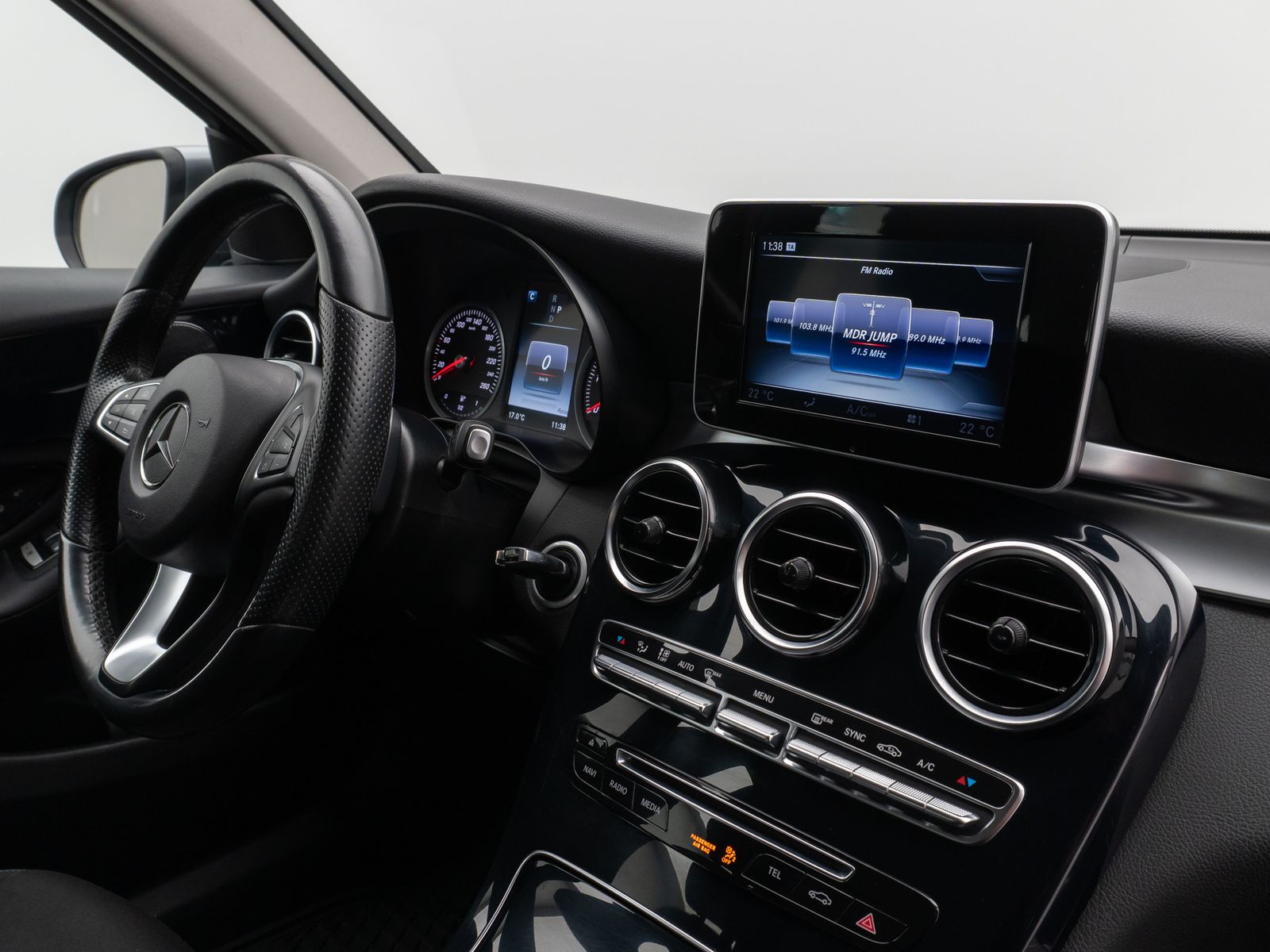 Fahrzeugabbildung Mercedes-Benz GLC 250 4Matic Kamera AHK Navi Sitzhzg