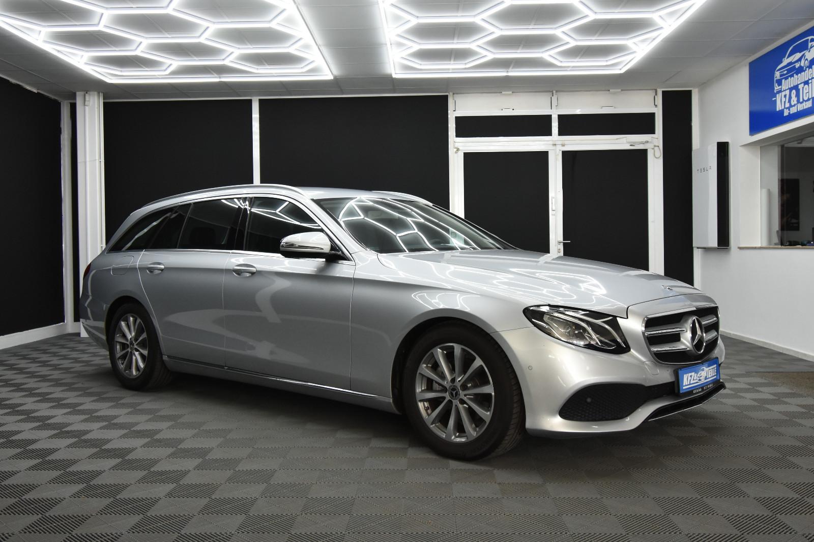 Mercedes-Benz E 220  SHZ AHK RFK LED Ambiente.