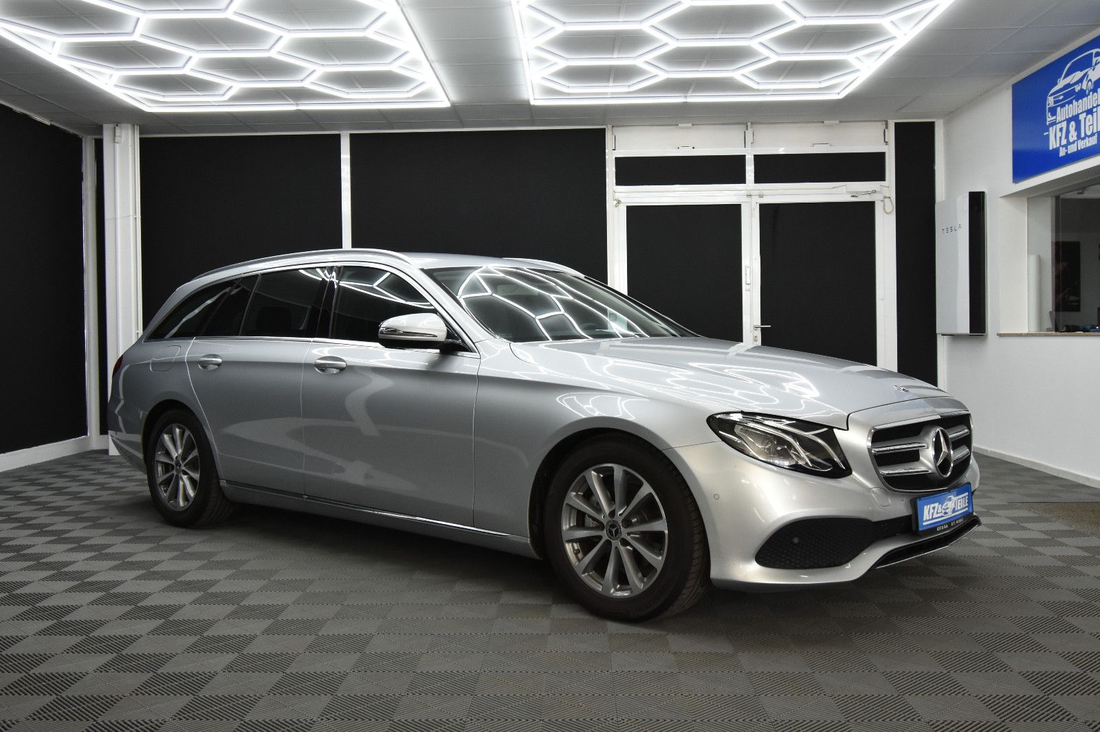 MERCEDES-BENZ E 220  SHZ AHK RFK LED Ambiente.