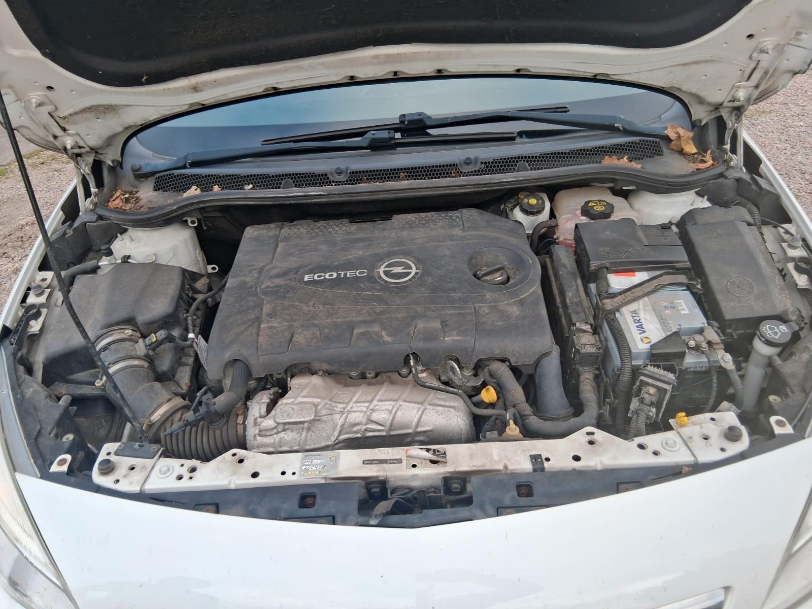Opel Astra 2011 — photo 10