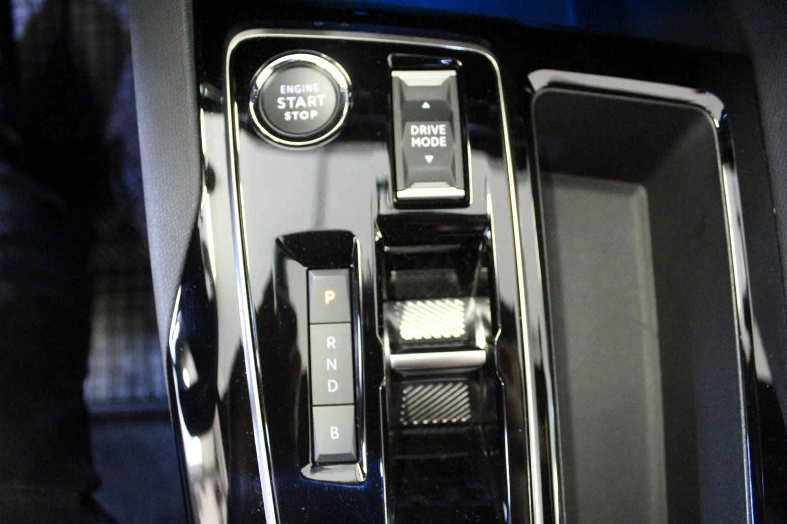 Fahrzeugabbildung Peugeot 3008 Plug-In Hybrid 225 e-EAT8 Allure Pack