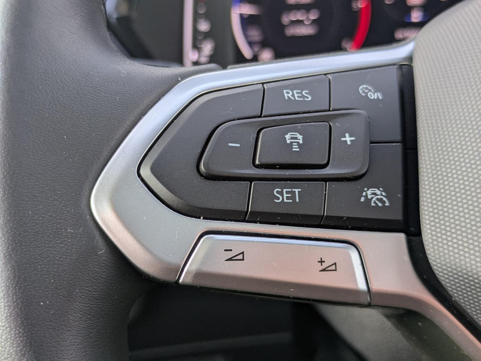 Fahrzeugabbildung Volkswagen Touran 2.0 DSG R-Line High BLACK Pano 7Si IQ AHK