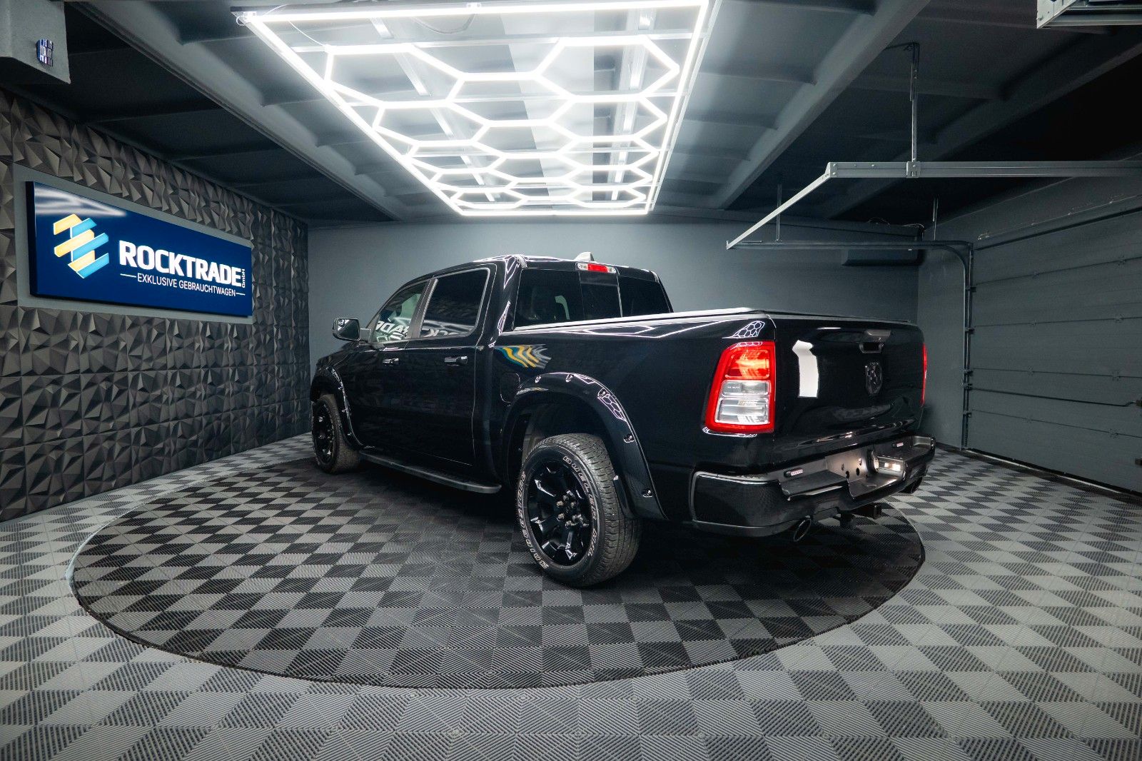 Fahrzeugabbildung Dodge RAM 5.7 V8 HEMI 4x4 OFFROAD BLACK EDITION 19%
