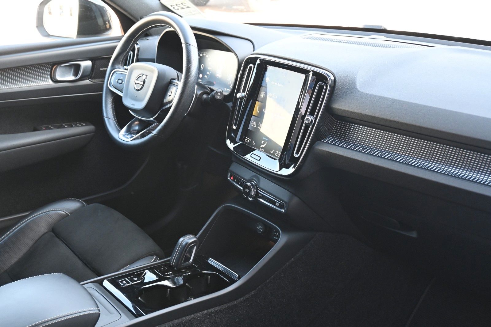 Fahrzeugabbildung Volvo XC40 T4 FWD Autom. R-Design*FSHZG*H&K*RFK*ACC*