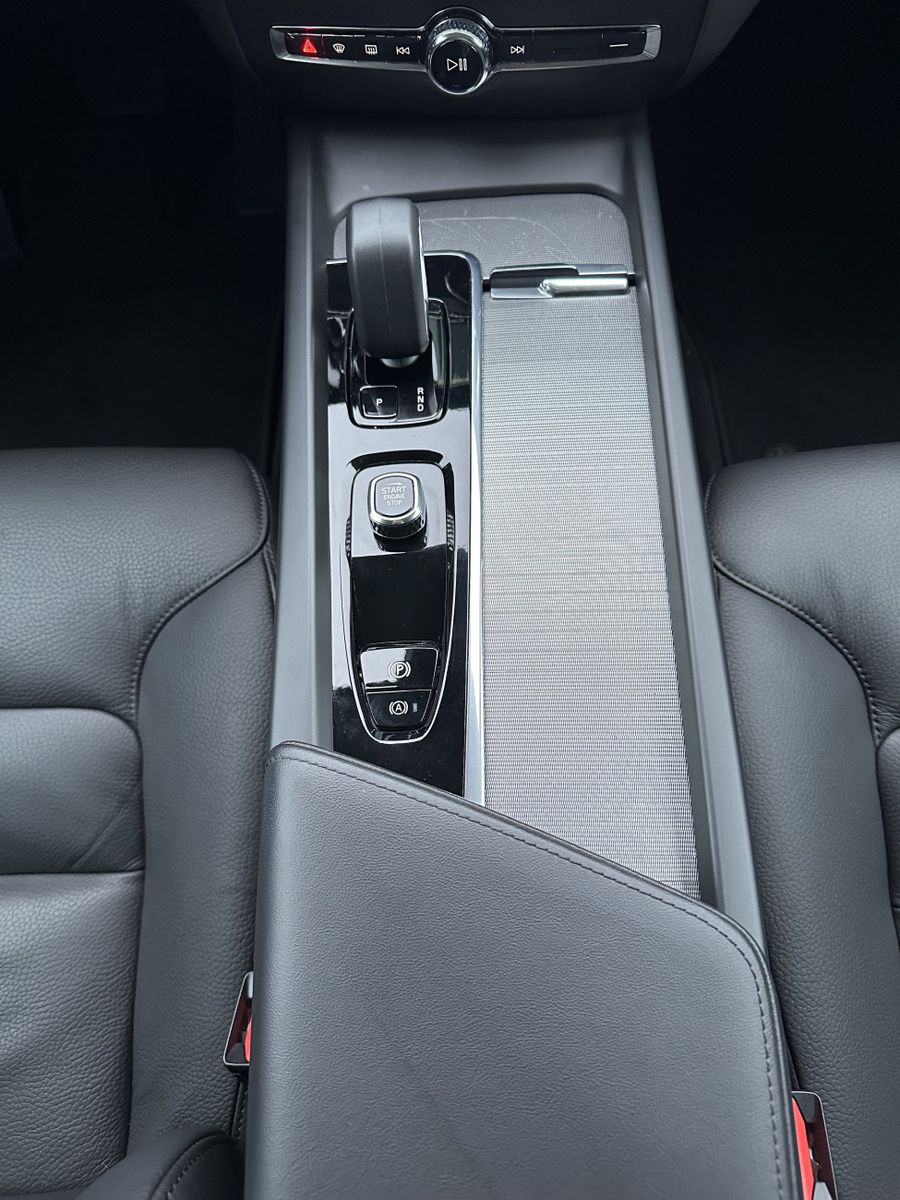 Fahrzeugabbildung Volvo V60 B4 Core NAV+LED+AHK+KAMERA+17ZO+DIGDISPLAY