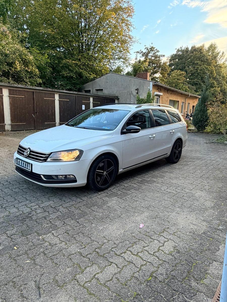 Volkswagen Passat 2011 — rear view