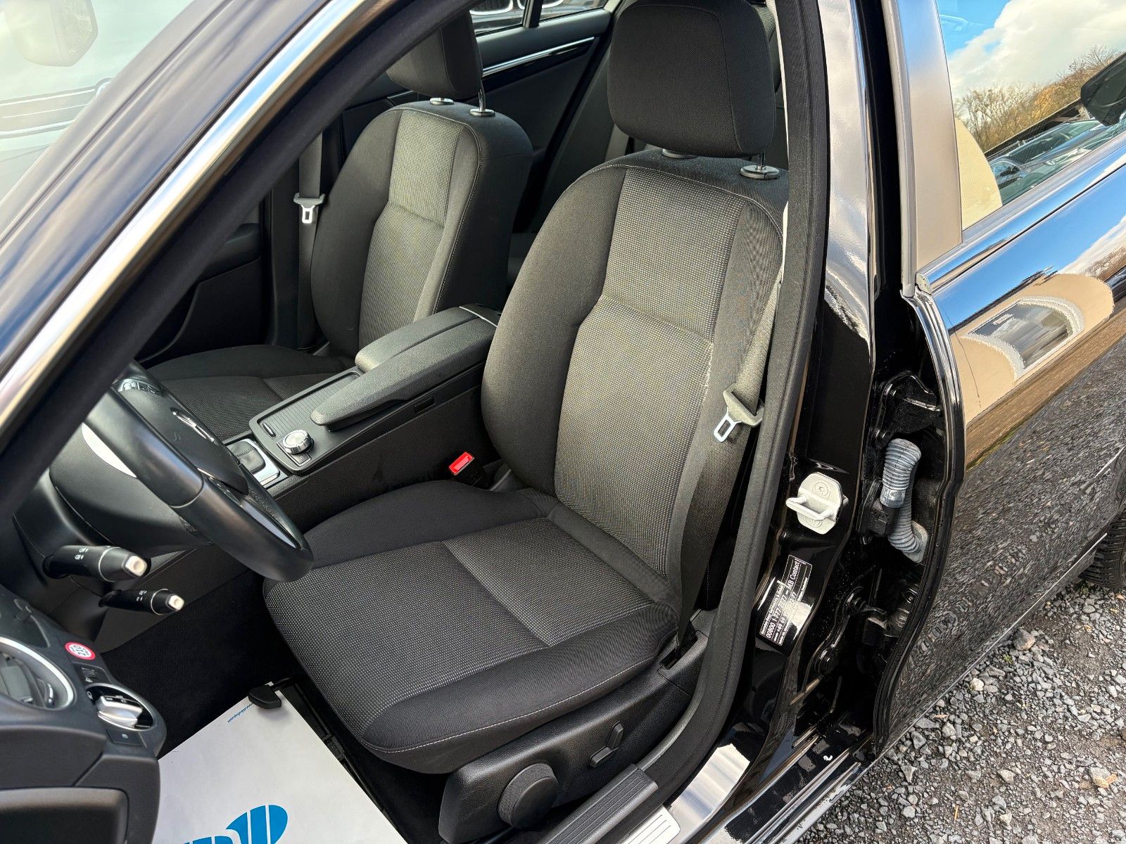 Fahrzeugabbildung Mercedes-Benz C 180 CGI Limo Classic Aut. Navi el. Sitze SPORT