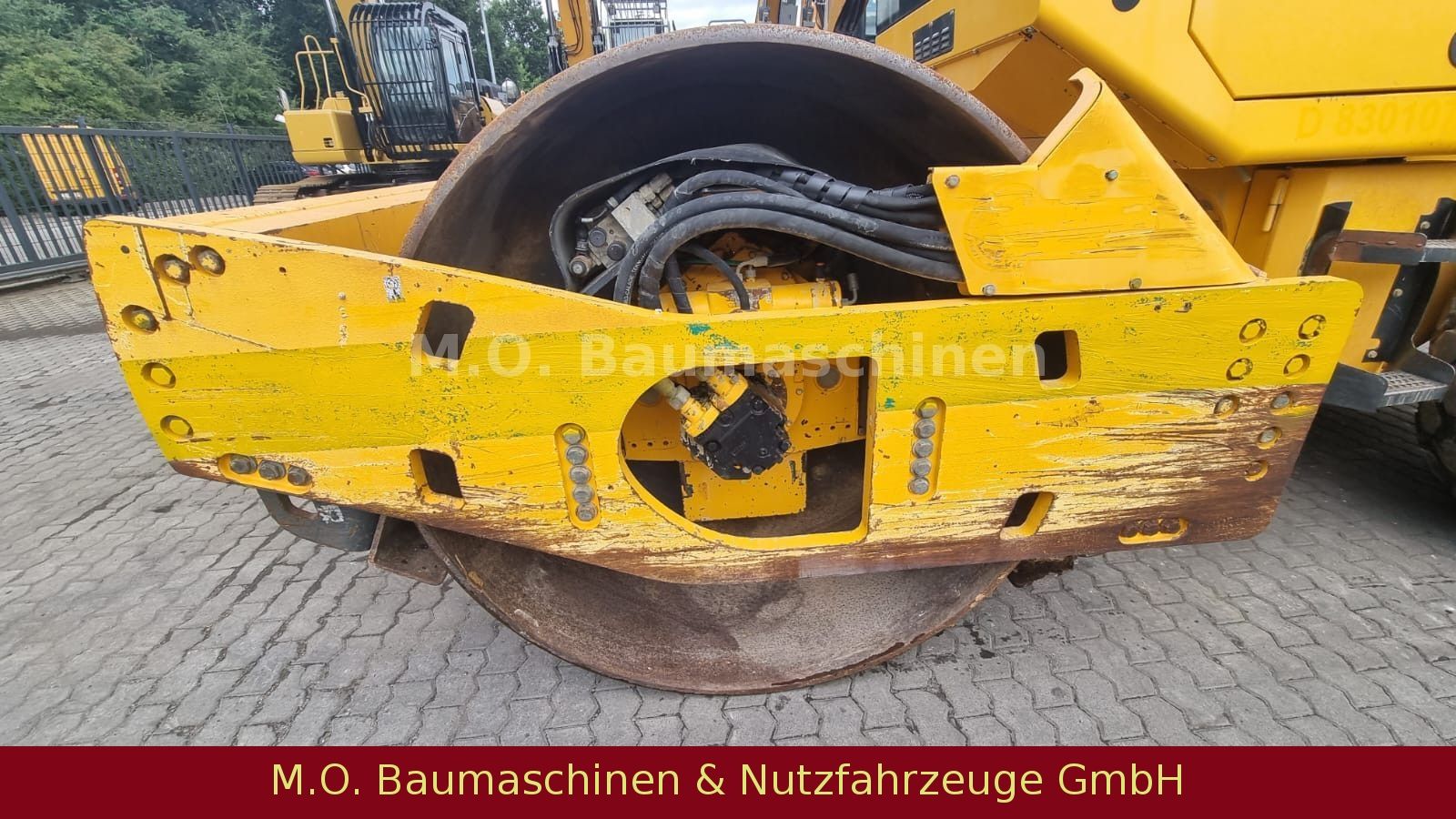 Fahrzeugabbildung BOMAG BW 213 DH-4 / Walzenzug / 14,9t