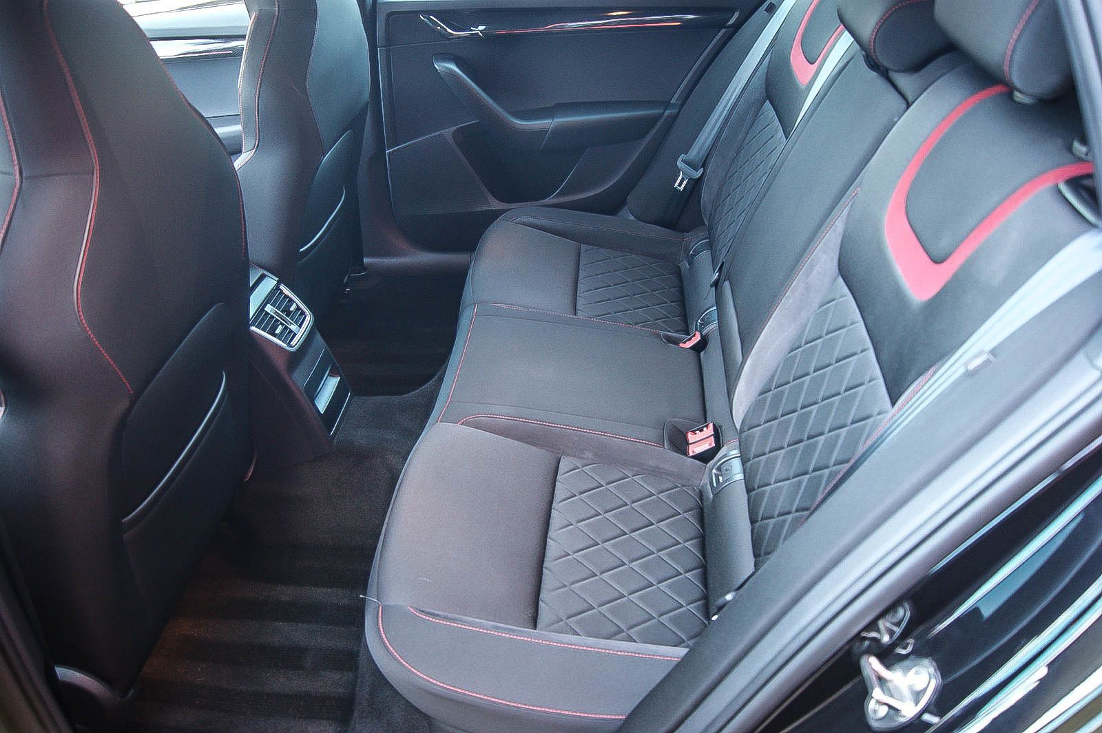 Fahrzeugabbildung SKODA Octavia Combi RS 245 VIRTUAL STANDHEIZUNG ACC DC