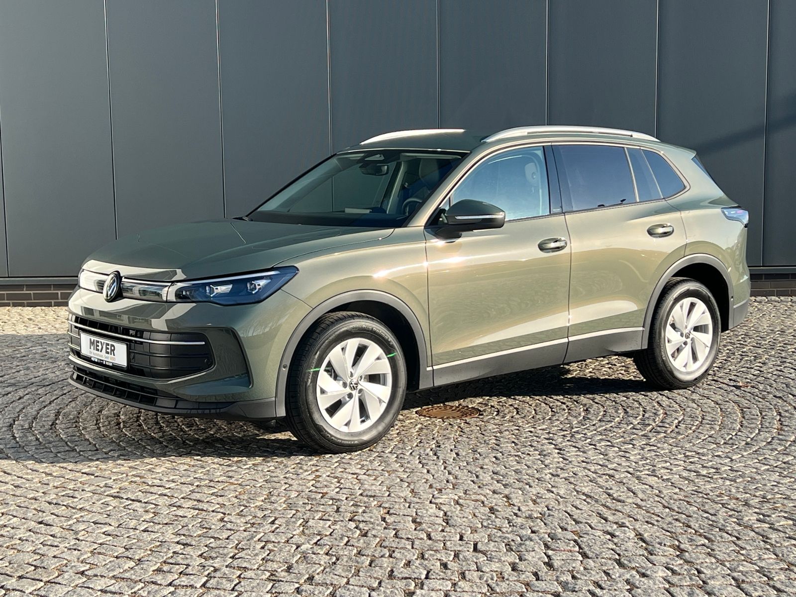 Fahrzeugabbildung Volkswagen Tiguan LIFE 1.5 eTSI DSG *AHK, LED Plus, Kamera,