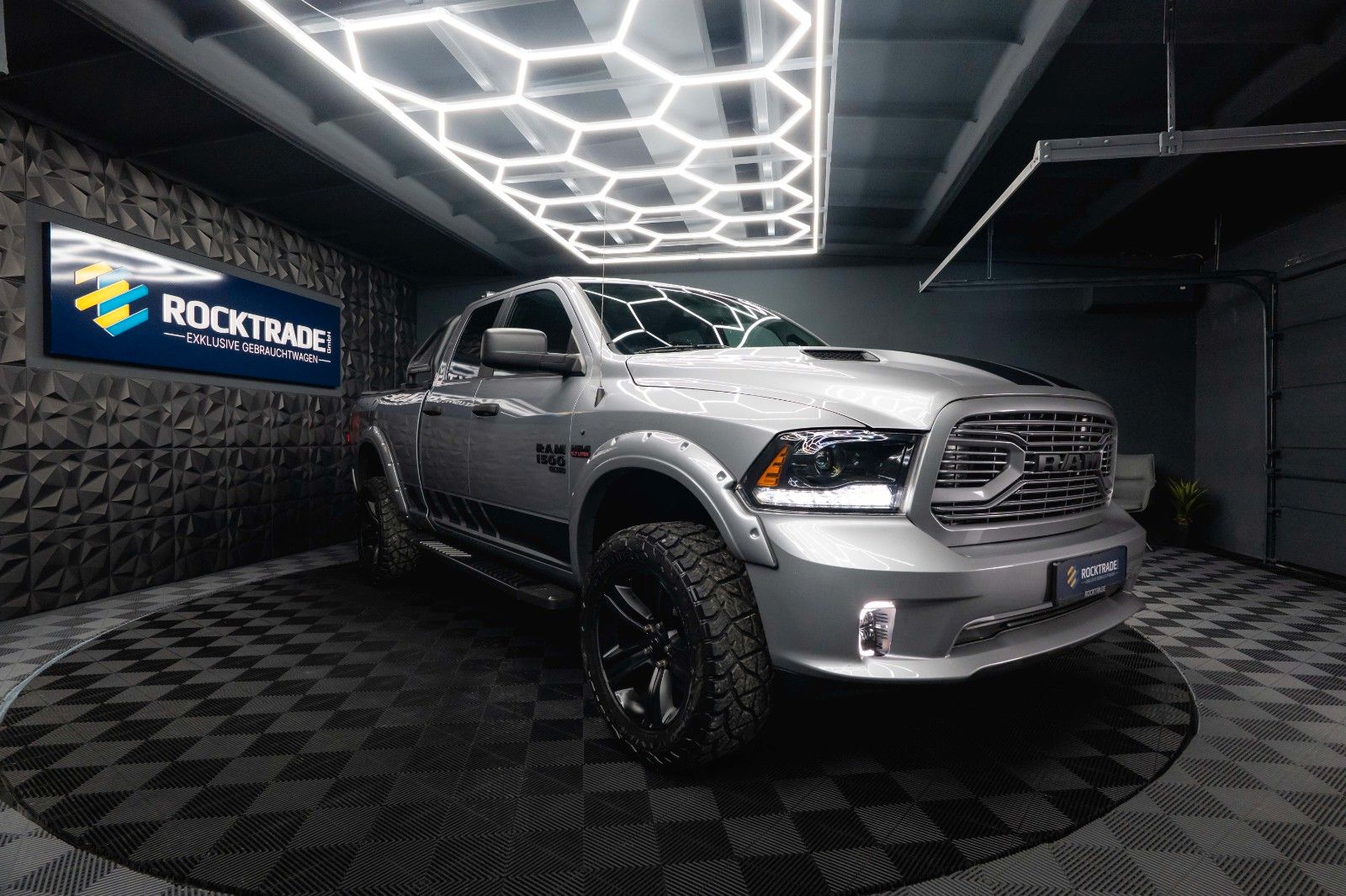 Fahrzeugabbildung Dodge RAM 5.7 V8 HEMI 4x4 OFFROAD Night LONGBED *19%*