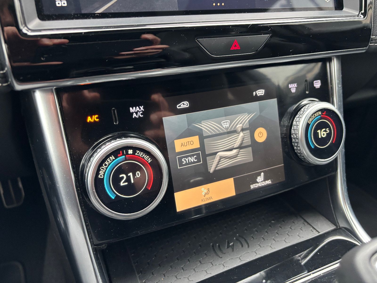 Fahrzeugabbildung Jaguar XE R-Dynamic Black/360''KAM/PANO/EXCLUSIV/MERIDI