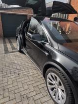 Tesla Model X - - Tesla Model X mit Schiebedach