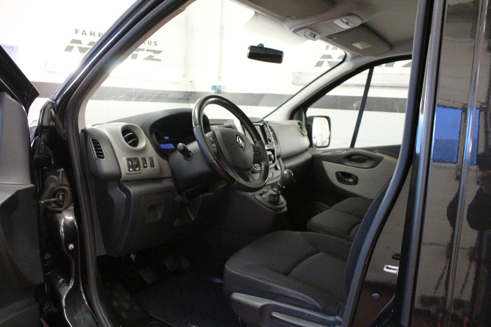 Fahrzeugabbildung Renault Trafic Grand dCi 145 Passenger *Navi*AHK*