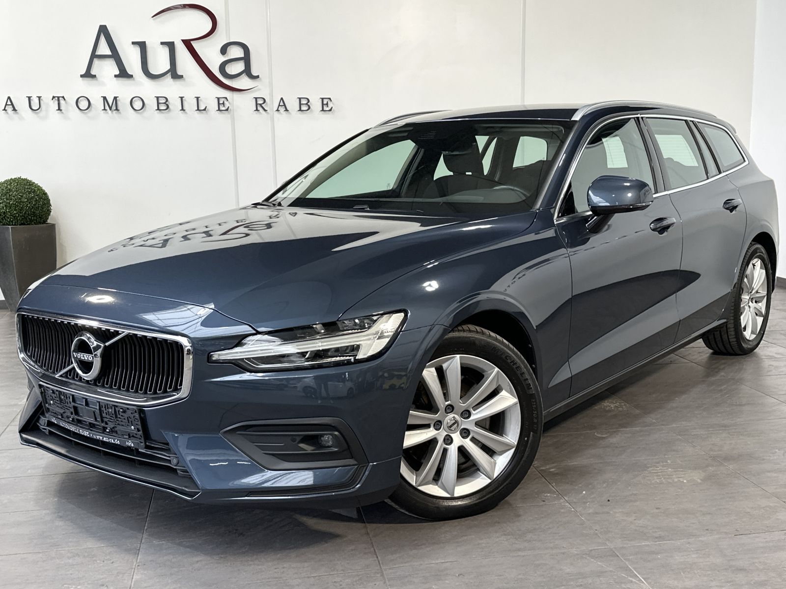 Fahrzeugabbildung Volvo V60 B4 Momentum Pro NAV+LED+SHZ+KAM+DIGDISP+SH