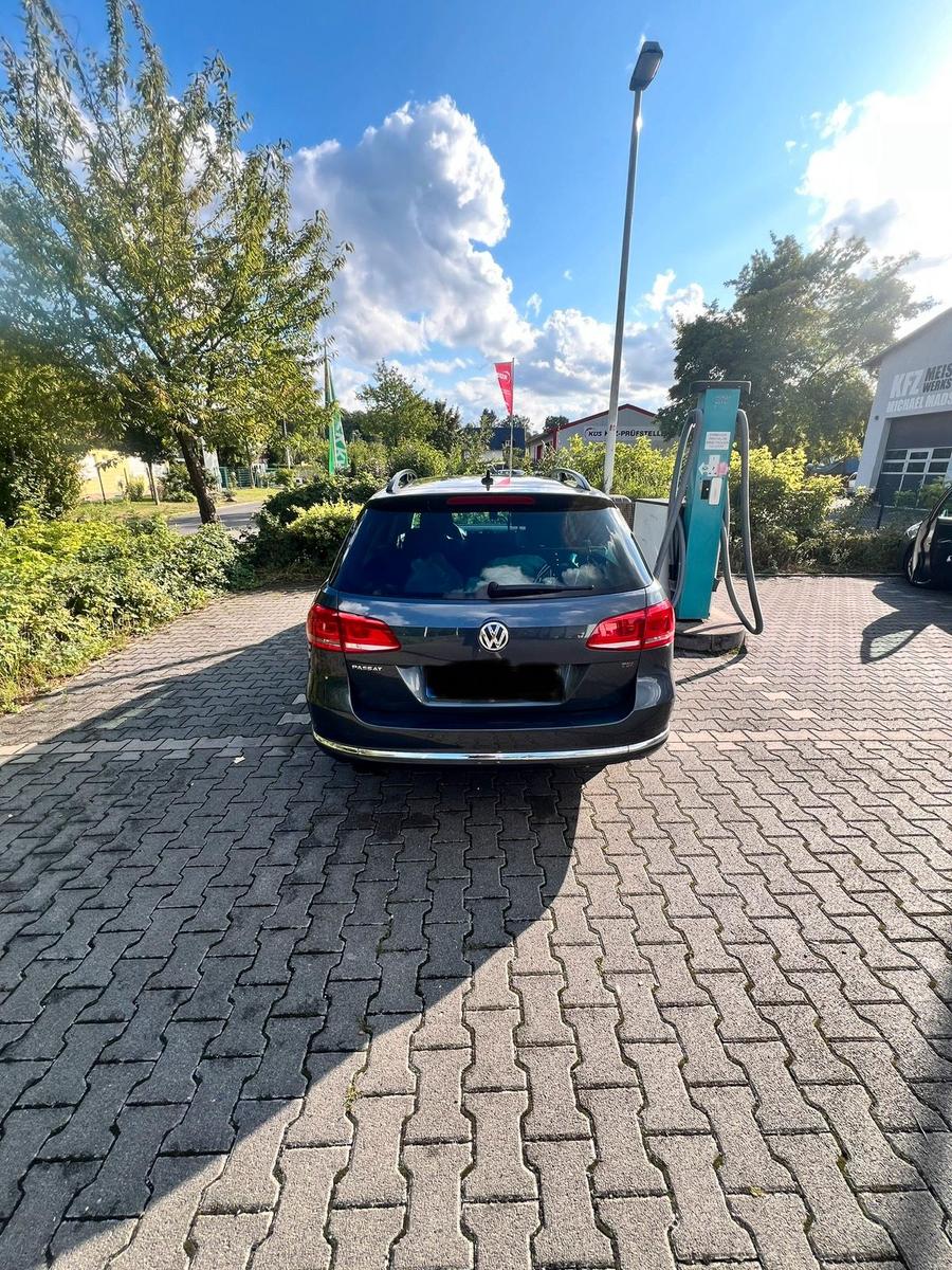 Volkswagen Passat 2011 — engine 160 HP (118kW)