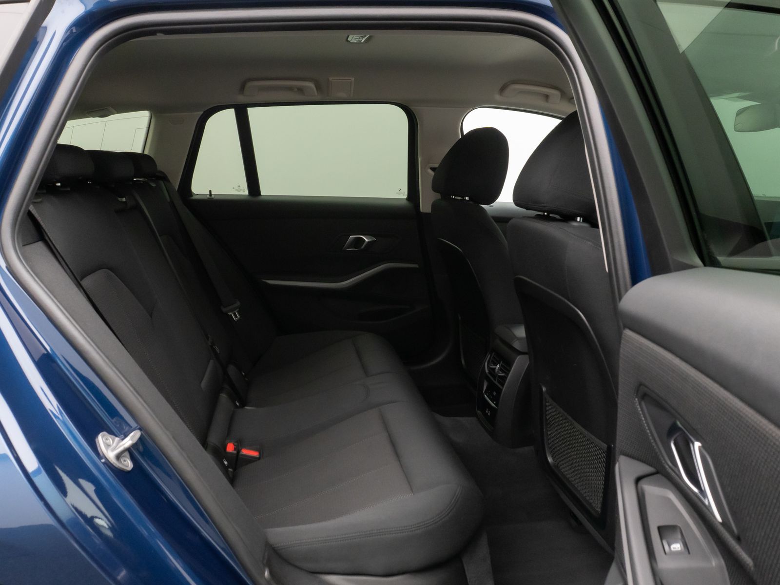 Fahrzeugabbildung BMW 330e HUD DAB HiFi CockPitPro PDC DrivingAssist