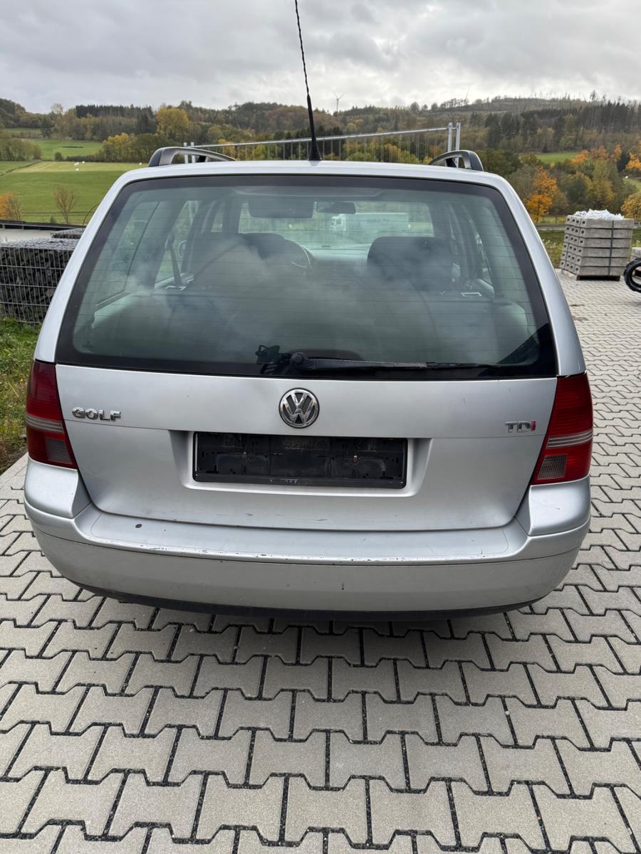 Volkswagen Golf 2004 — engine 1.896 cm³, 101 HP (74kW)