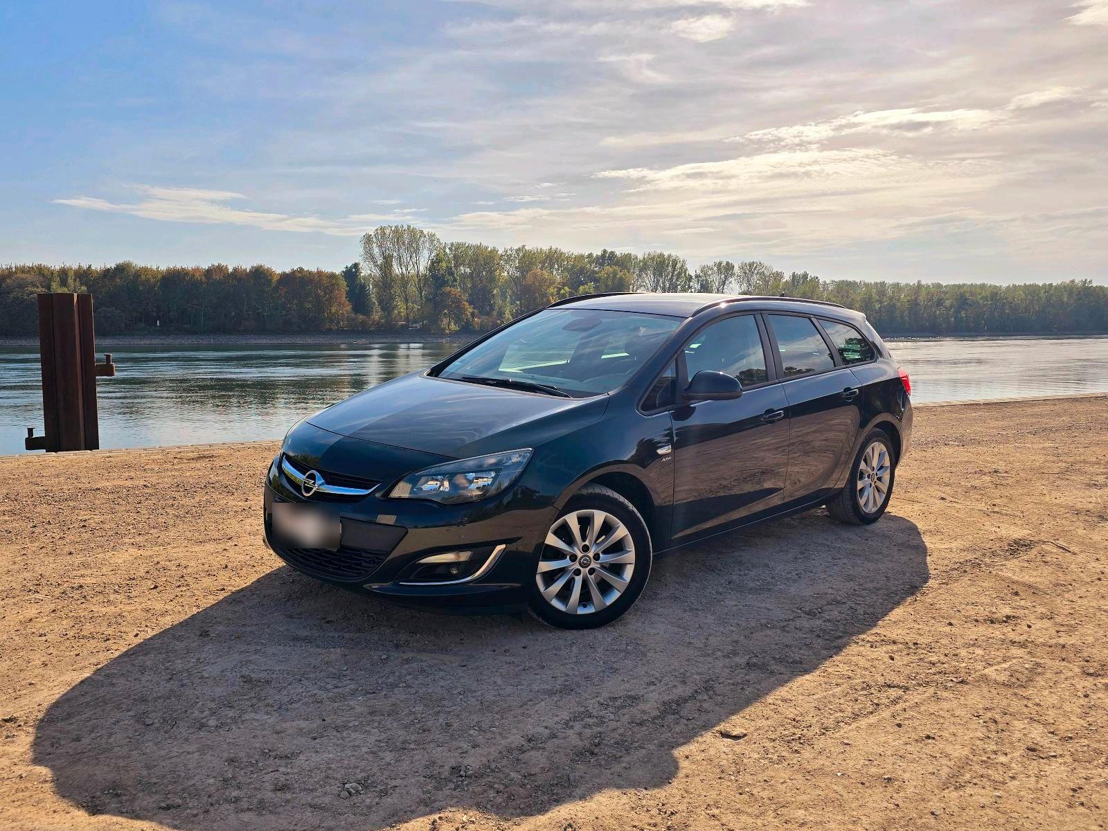 Opel Astra 2013 — rear view