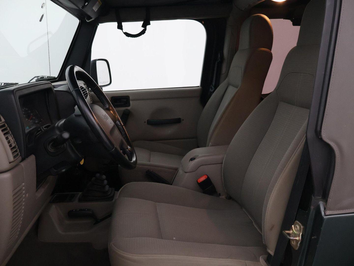 Jeep Wrangler Sahara 4.0i | 177 ch | BVM | Capote souple | Attelage | Pneus BFGoodrich All-Terrain | Bluetooth/DAB
