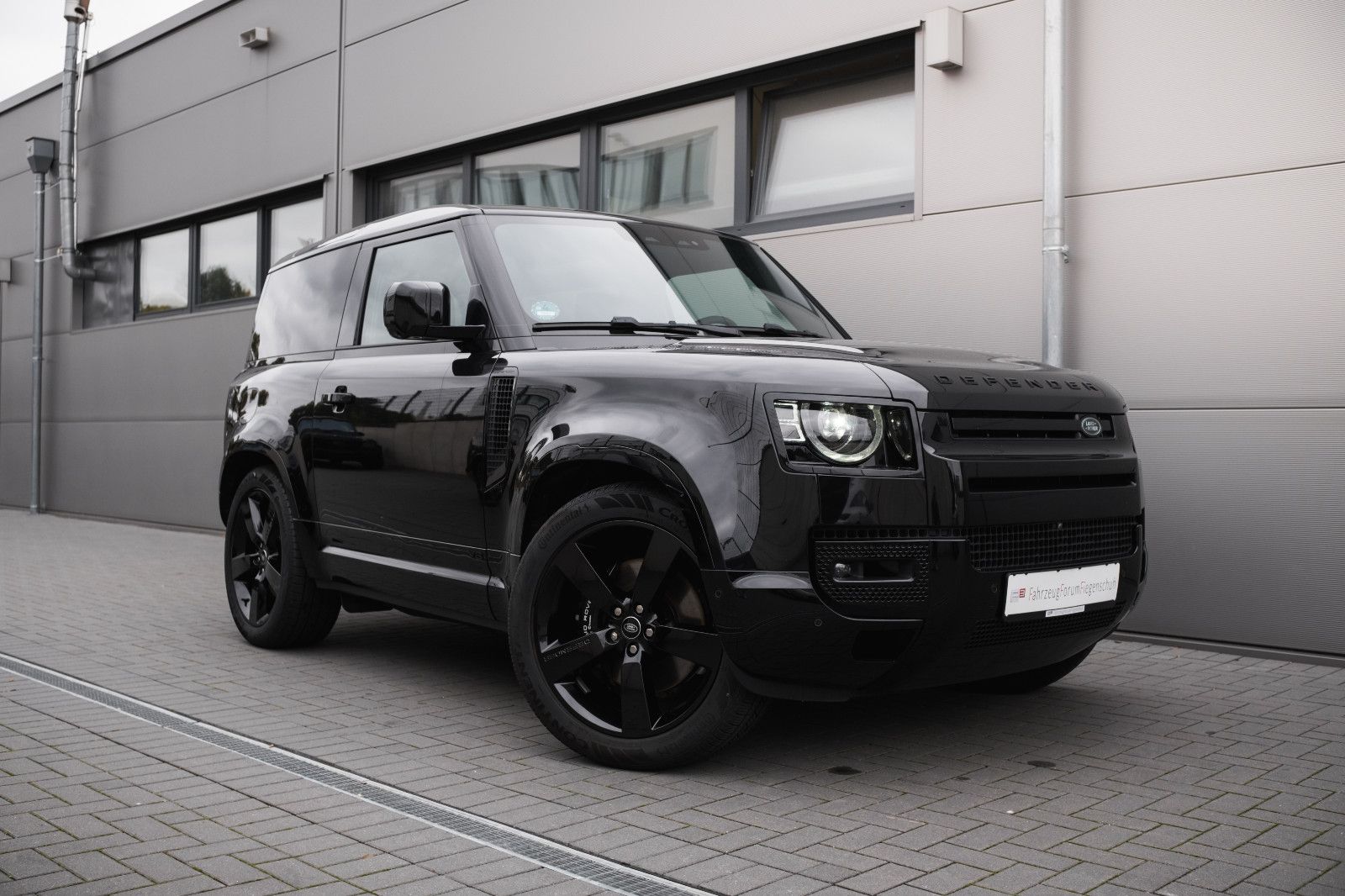 Fahrzeugabbildung Land Rover Defender 90 V8-22 Zoll-Black Pack erw.-VOLL!