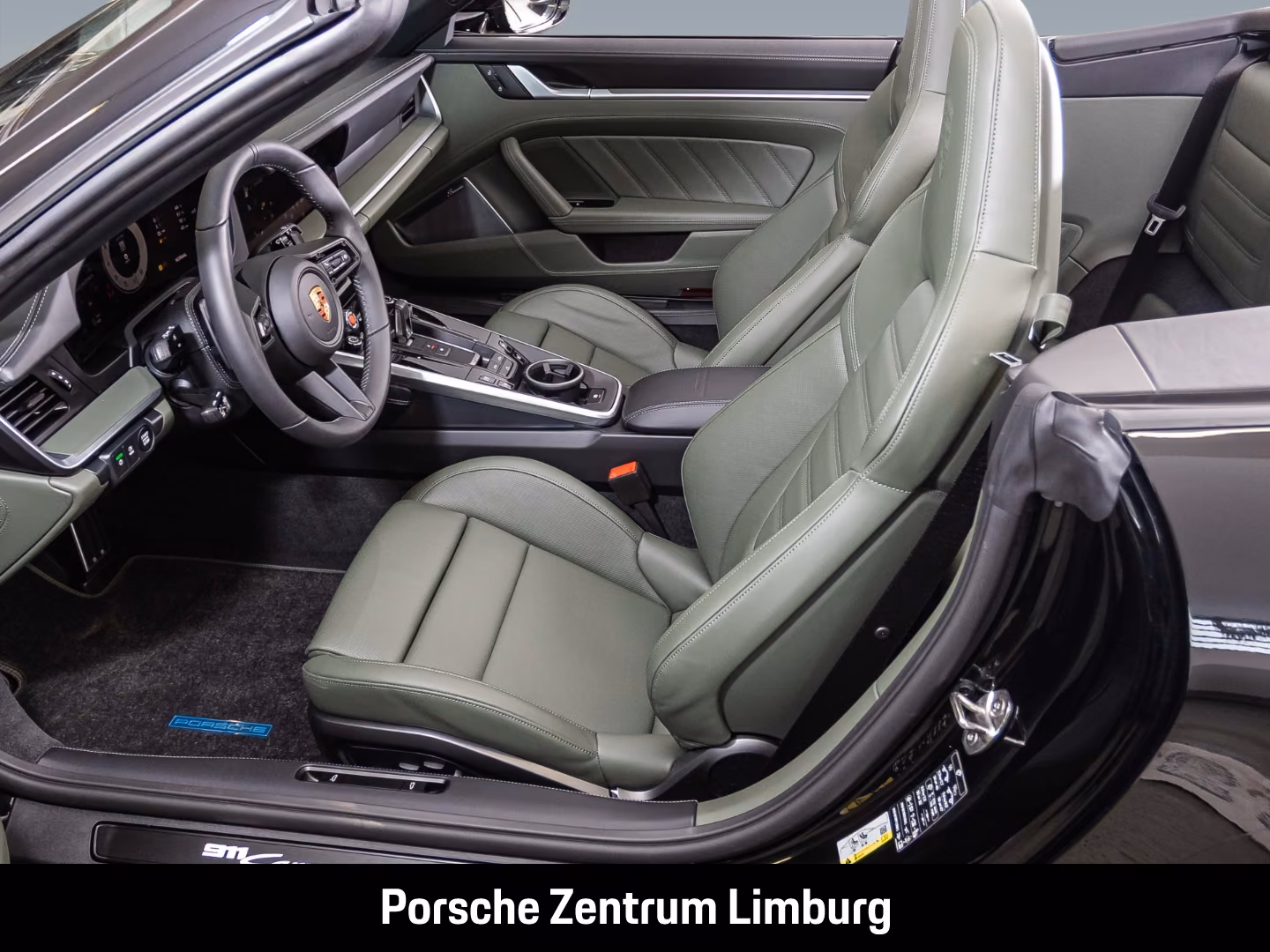 PORSCHE 992 911 CARRERA 4 GTS CABRIOLET