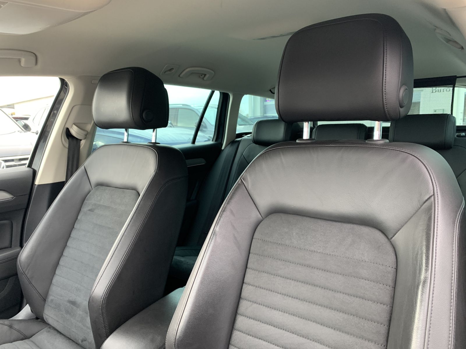 Fahrzeugabbildung Volkswagen Passat Variant 2.0 TDI*R-Line*STHZ*AHK*Alcantara