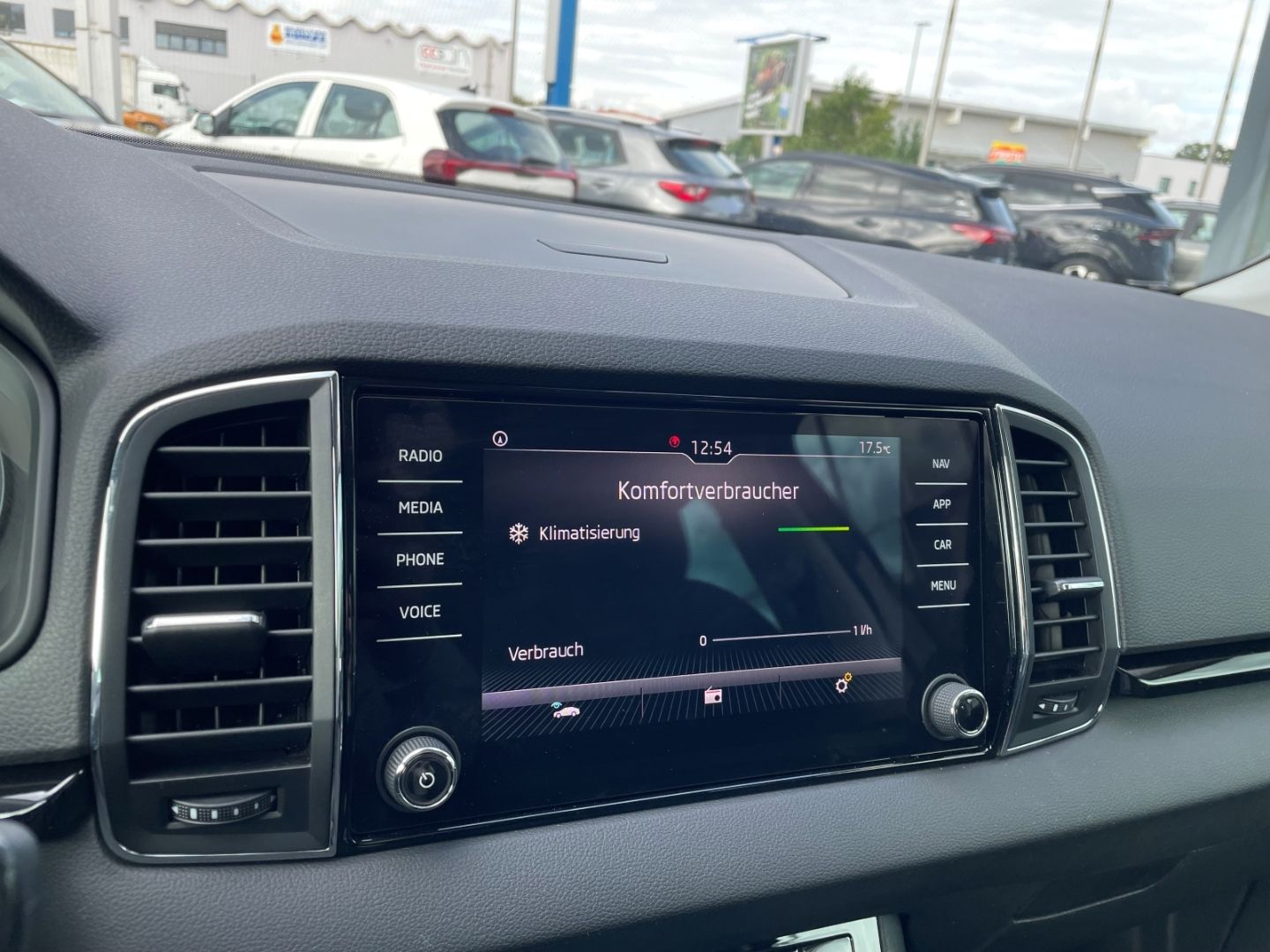 Fahrzeugabbildung SKODA Karoq Style LED Navi totWinkAss induktivLaden