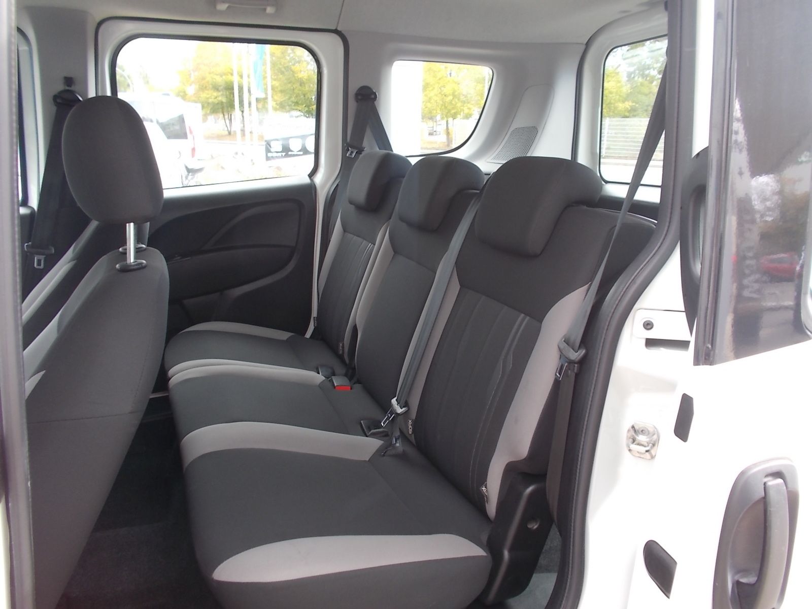 Fahrzeugabbildung Fiat Doblo Kombi SX 1.6 Mjet (90 PS)