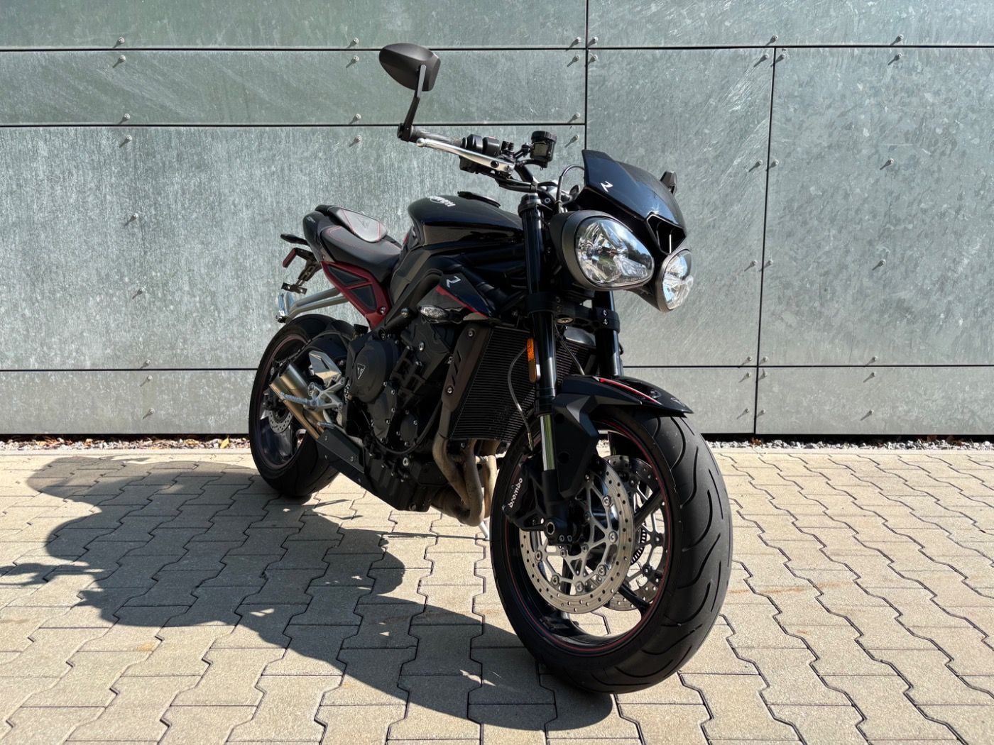 Fahrzeugabbildung Triumph Street Triple R mit Zubehör