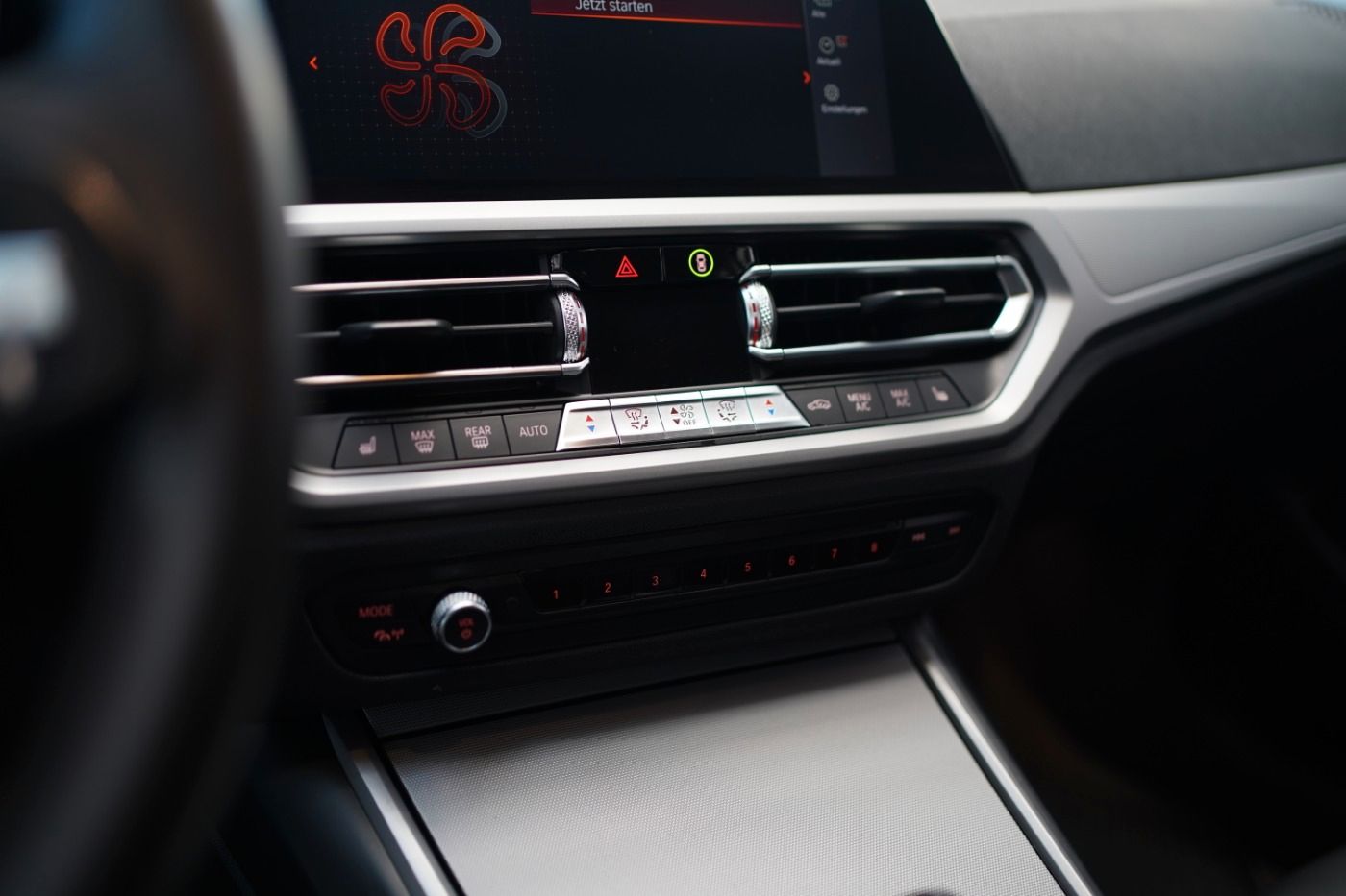 Fahrzeugabbildung BMW 320i Advantage Head Up+Parking u. Driving Ass.++