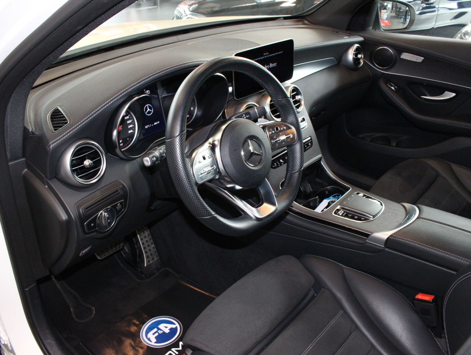 Fahrzeugabbildung Mercedes-Benz GLC 220d 4Matic AMG Line Standhzg.*Distronic*360