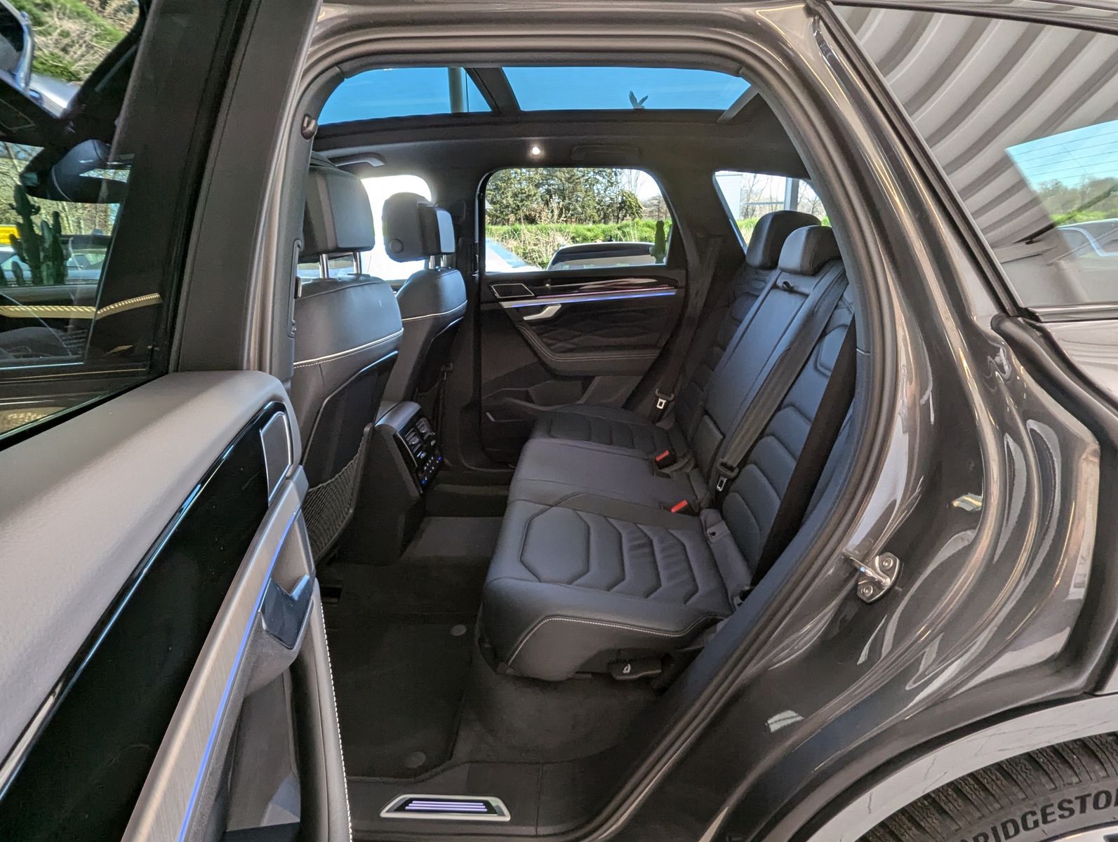 VW Touareg 3.0 TDI 4M R-Line Komfort-Paket UPE 111T - Image 13