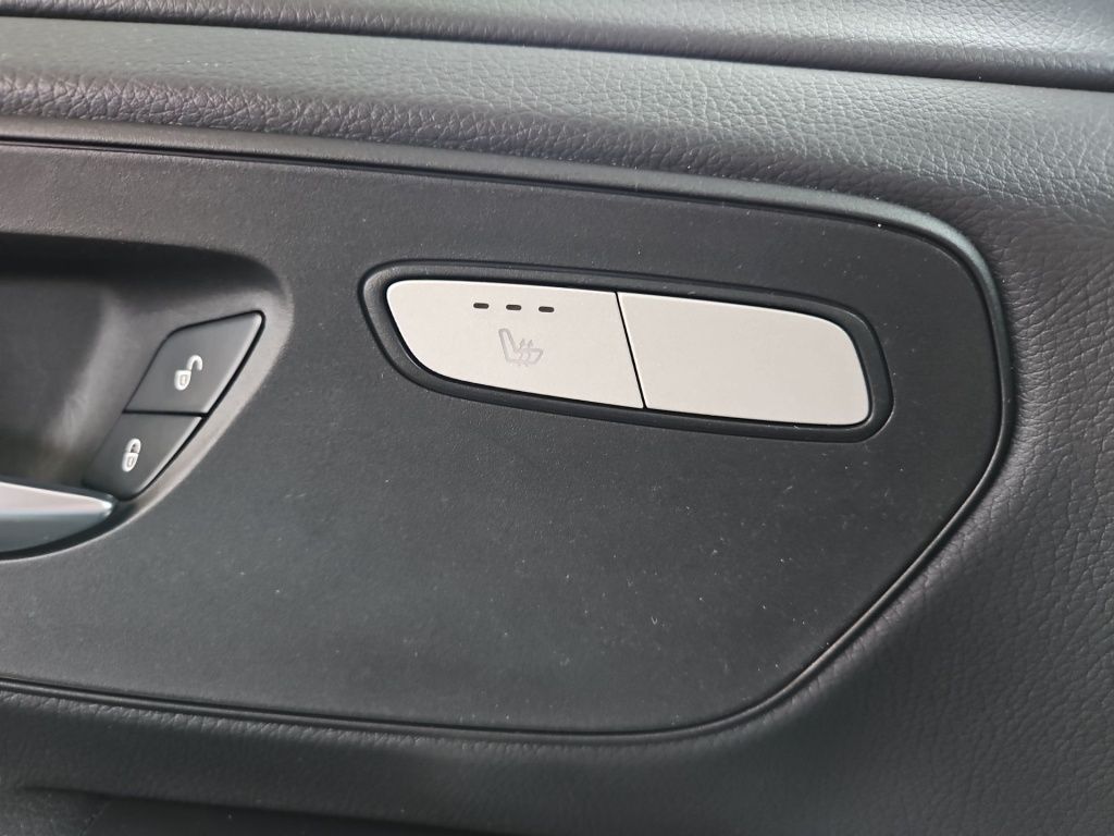 Fahrzeugabbildung Mercedes-Benz V 250 lang 7 Sitze 2,5t AHK Navi Lenkradhzg.