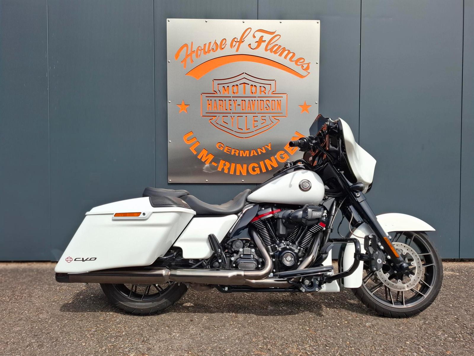Harley-Davidson FLHXSE Street Glide CVO + Jekill & Hyde Auspuff
